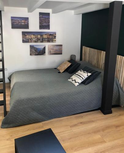 une chambre avec un grand lit avec deux oreillers dessus dans l'établissement studio Cassis Rastit, à Cassis