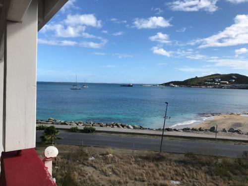 a view of a beach with boats in the water at Fraicheur Des Caraibes in Marigot