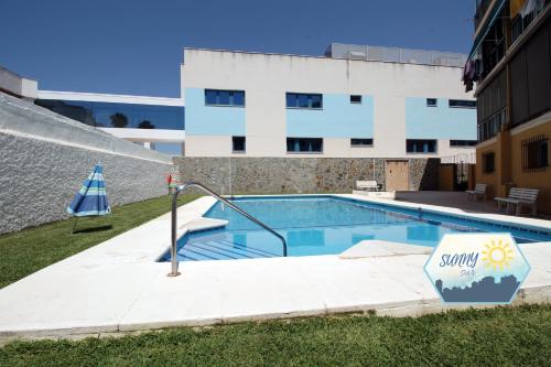 una piscina frente a un edificio en Sunny Los Álamos, en Torremolinos