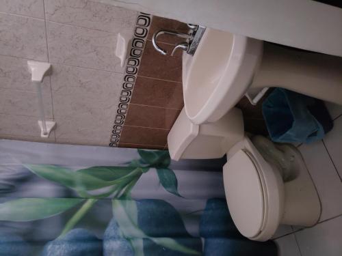 een badkamer met een toilet in een kamer bij Departamentos Mazatlán in Mazatlán