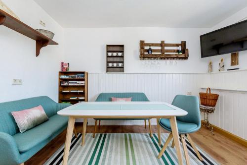 ein Wohnzimmer mit einem Tisch und Stühlen in der Unterkunft Storchennest Sankt Annen in Annaberg-Buchholz