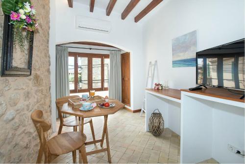 cocina y sala de estar con mesa y sillas en Petit Caimari - Turismo de interior, en Caimari
