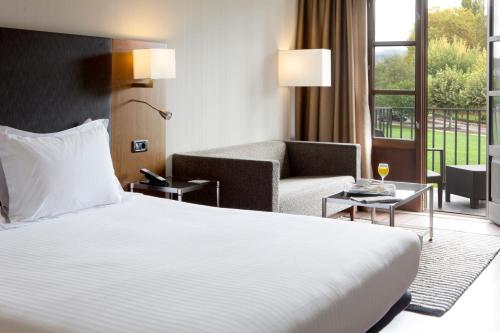 Postel nebo postele na pokoji v ubytování Oca Vila de Allariz Hotel Balneario