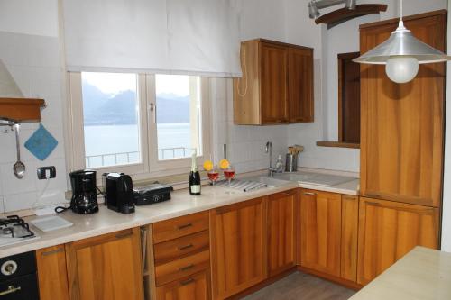 The View في توري ديل بيناكو: مطبخ مع دواليب خشبية ونافذة