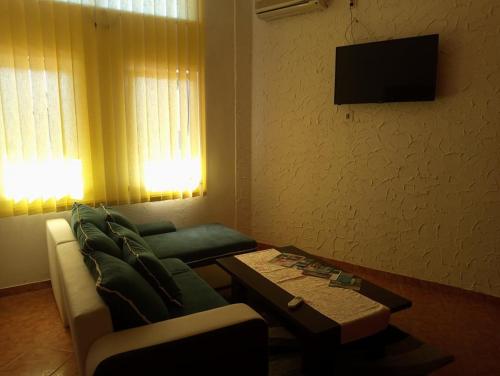 Televízia a/alebo spoločenská miestnosť v ubytovaní Apartmani CESARICA