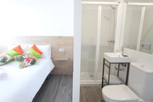 La salle de bains est pourvue d'un lit, d'un lavabo et de toilettes. dans l'établissement PATOS BEACH HOUSE, à Nigrán