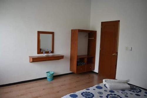 ein Schlafzimmer mit Waschbecken, Spiegel und Bett in der Unterkunft Hotel gallego in Campeche