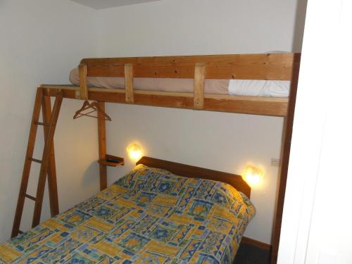 Nivolas-VermelleにあるSymp'Hotelのベッドルーム1室(二段ベッド2組付)