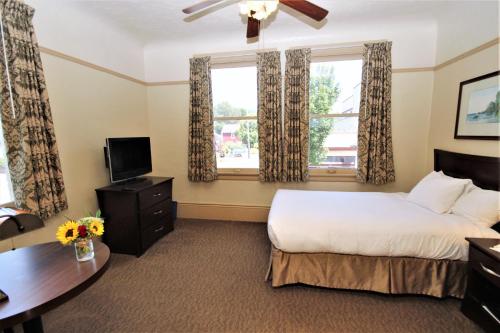 Ein Bett oder Betten in einem Zimmer der Unterkunft Hotel Arcata