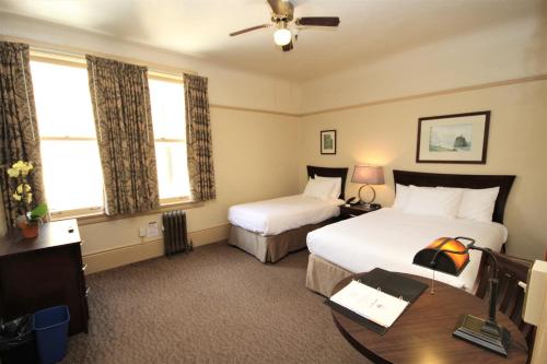 Ein Bett oder Betten in einem Zimmer der Unterkunft Hotel Arcata
