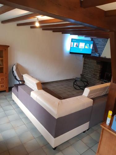 Habitación con sofá y TV de pantalla plana. en Source d'Arimont, en Malmedy