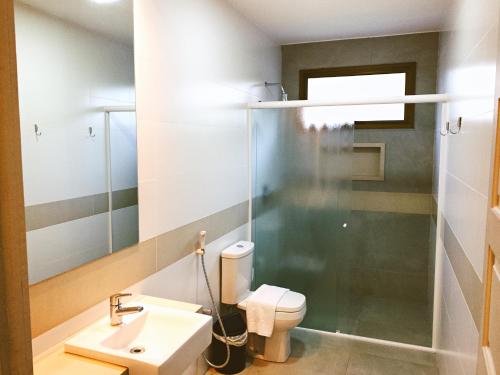 a bathroom with a toilet and a sink at Grand Carimã Resort & Convention Center in Foz do Iguaçu