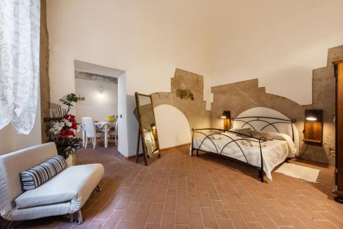 ein Schlafzimmer mit einem Bett und ein Wohnzimmer in der Unterkunft SM 32 Galilei in Pisa