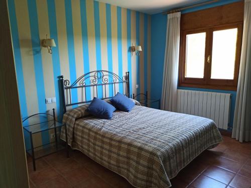 ダロカにあるCasilla del Pinarのベッドルーム1室(青と白のストライプのベッド1台付)