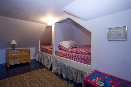sypialnia z 2 łóżkami pojedynczymi w pokoju w obiekcie Caberfeidh Cottage w mieście Bruichladdich