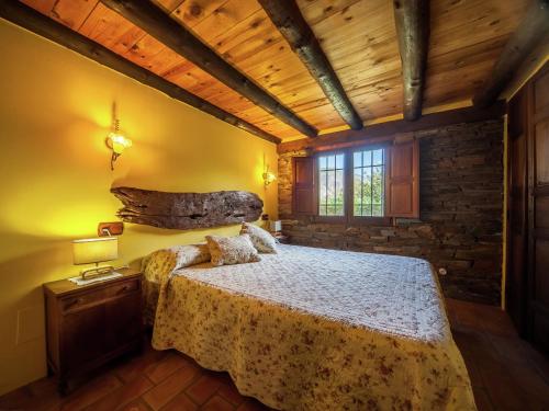 PadulにあるBelvilla by OYO Molinos de Padul Misqueresの木製の天井の客室で、ベッドルーム1室(大型ベッド1台付)