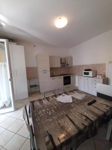 a room with a kitchen with a table in it at Casa Vacanze Claudette in Arco
