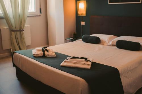 een hotelkamer met 2 handdoeken op een bed bij B&B DaBi in Alghero