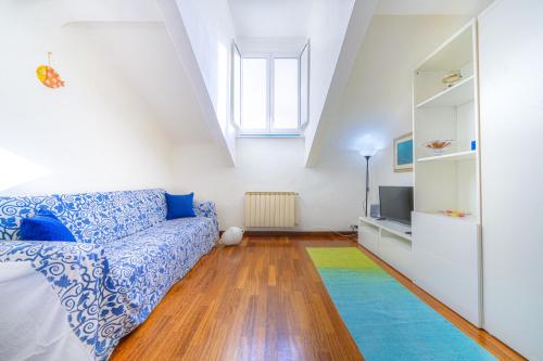 ein Wohnzimmer mit einem Sofa und einem TV in der Unterkunft Il Nodo in La Spezia