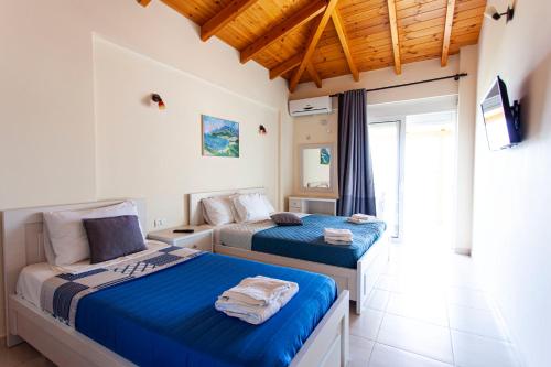 Postel nebo postele na pokoji v ubytování George Hotel Rooms&Suites