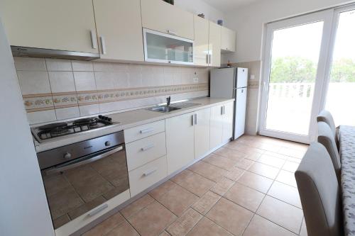 Dapur atau dapur kecil di Apartment Dony - Tičić