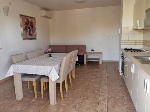 Dapur atau dapur kecil di Apartment Dony - Tičić