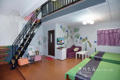 ein Zimmer mit einem Bett und einer Treppe darin in der Unterkunft Car Inn in Taitung