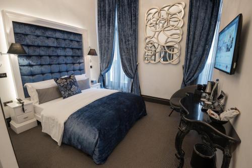 1 dormitorio con cama y ventana grande en The Exhibitionist Hotel en Londres
