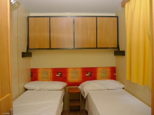 מיטה או מיטות בחדר ב-Camping Costa Ponente