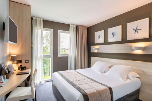 ein Hotelzimmer mit einem Bett und einem Schreibtisch in der Unterkunft Best Western Hotel Nuit De Retz Nantes Sud in Port-Saint-Père