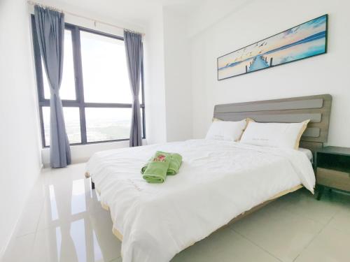 Una cama o camas en una habitación de The M@Macrolink by Home Owner