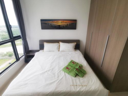 Una cama o camas en una habitación de The M@Macrolink by Home Owner