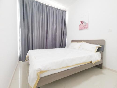 Una cama o camas en una habitación de The M@Macrolink by Home Owner