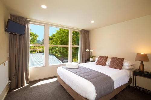 Giường trong phòng chung tại Cranbury Court Apartments