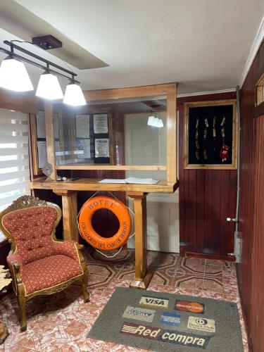 Habitación con escritorio, silla y mesa. en Hotel Forjadores del Cabo de Hornos, en Puerto Williams