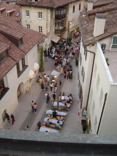 an overhead view of a street with people sitting at tables at viaDolceVita - Blaue Gästewohnung in Lana