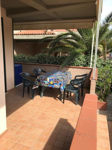 une table et des chaises assises sur une terrasse dans l'établissement Casa al mare, à Marina di Grosseto
