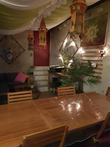 a dining room with a large wooden table and chairs at 18 châteaux et Beauval sur un rayon de 30 km in Saint-Georges-sur-Cher