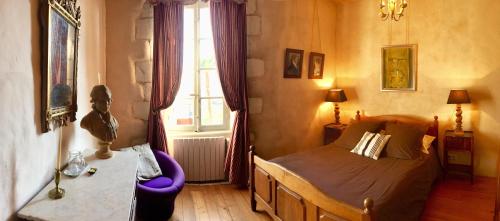 1 dormitorio con cama y ventana en Chambres d'hôtes La Borderie du Gô près de La Rochelle - Nieul, en Nieul-sur-Mer