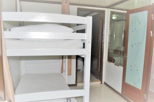 Palanda nebo palandy na pokoji v ubytování Villa Prescilla