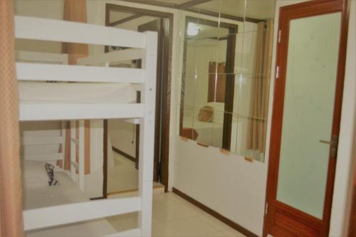ドゥマゲテにあるヴィラ プリシラの二段ベッド2台と鏡が備わる客室です。