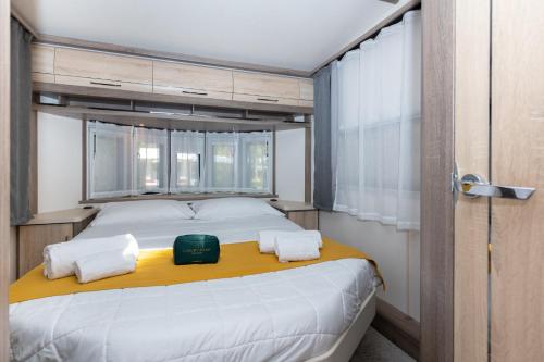 Cama ou camas em um quarto em Luxury Caravan at Union Lido
