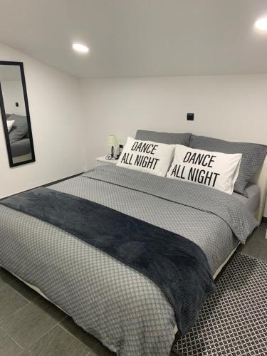 Un pat sau paturi într-o cameră la Casa Laura