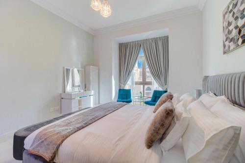 Postel nebo postele na pokoji v ubytování Durrani Homes - Souk Al Bahar Luxury Living with Burj & Fountain Views