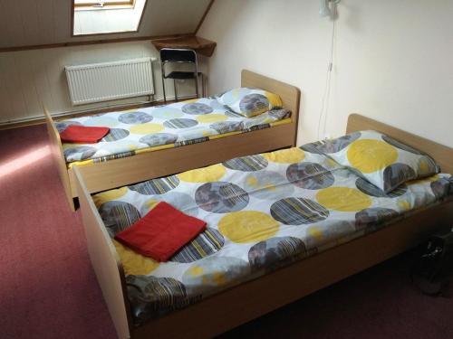 2 camas individuales en una habitación pequeña con 3 estrellas que establece que es la que en Kempingas Ventainė, en Ventė