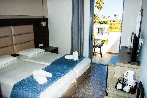 Posteľ alebo postele v izbe v ubytovaní Sunshine Hotel Tigaki