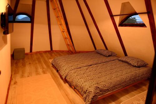 Un pat sau paturi într-o cameră la Căsuța Maramureșeană din Vadu Izei