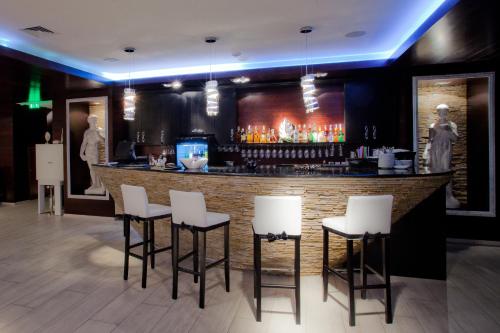 Lounge nebo bar v ubytování Orly Park-Hotel
