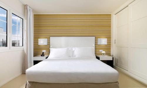 Katil atau katil-katil dalam bilik di Boutique Hotel H10 White Suites - Adults Only