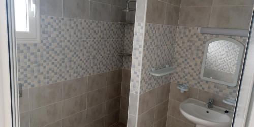 Bilik mandi di RÉSIDENCE SARAH
